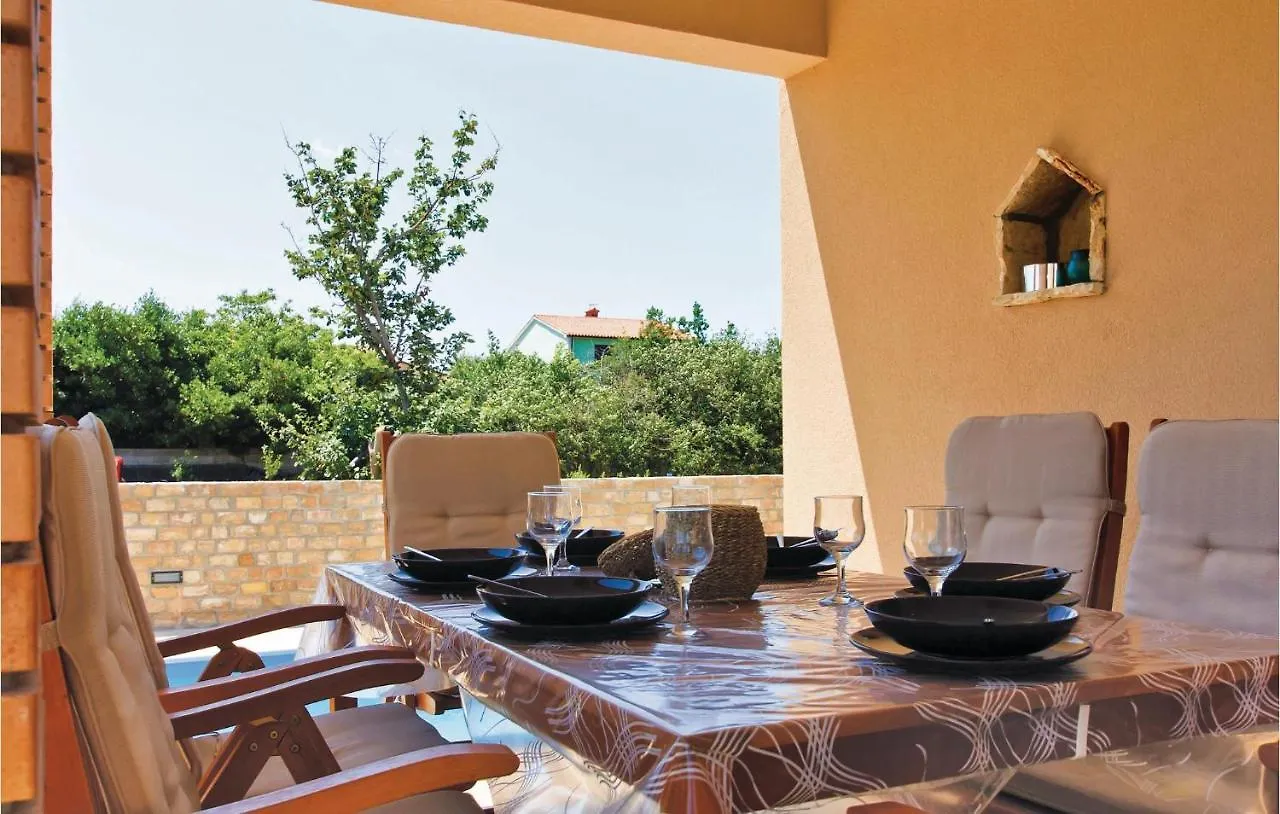 Vakantiehuis 2 Bedroom Beautiful Home In Ližnjan